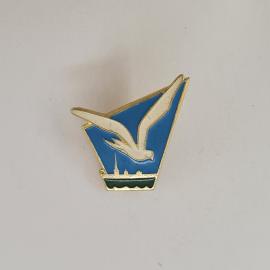 Значок СССР. Чайка над морем и силуэтом города, авиация. Винтажный значек.