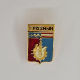 Значок СССР. Грозный, горы, нефтяная вышка, город Чечня. Винтажный значек.