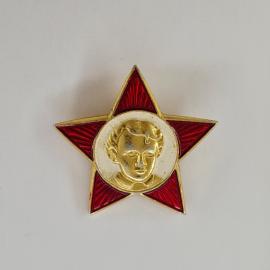 Значок СССР. Красная звезда, пионерия, портрет юноши. Винтажный значек.