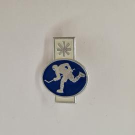 Значок СССР. Хоккей, игрок с клюшкой и снежинка. Винтажный значек.