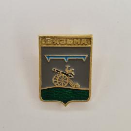 Значок СССР. Вязьма, герб города с пушкой и птицей. Винтажный значек.