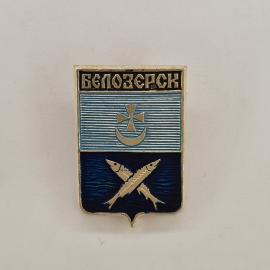 Значок СССР. Белозерск, Вологодская область, герб города с рыбами и крестом. Винтажный значек.