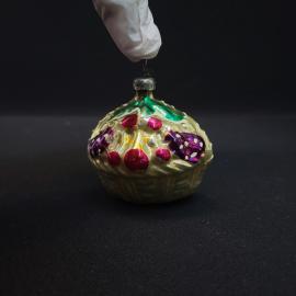 Игрушка елочная винтажная, СССР. Стекло, фигурка корзинки с ягодами и зеленым верхом