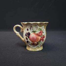 Кружка винтажная, СССР. Керамика, с фигурной ручкой и цветочным декором, рельефная форма