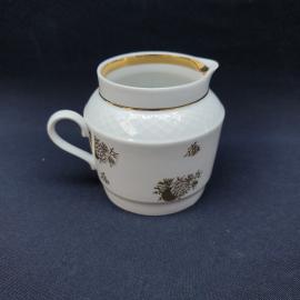 Молочник винтажный, СССР. Фарфор, белый с позолотой и рисунком шишек