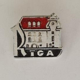 Значок СССР. Рига, архитектура, дом с красной крышей и башней. Винтажный значек.