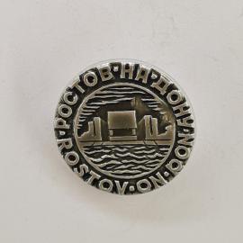 Значок СССР. Ростов на Дону, речной вокзал и вода, городской сюжет. Винтажный значек.