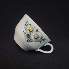 Чашка чайная винтажная, СССР. Фарфор, белая с цветочным рисунком и золотистой каймой