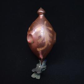Елочная игрушка винтажная, СССР. Стеклянная подвеска на прищепке, розовая с золотистым декором