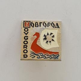 Значок СССР. Новгород, город, птица и флаг. Винтажный значек.