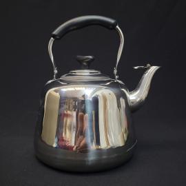 Чайник винтажный стиль. Металлический корпус, с крышкой и откидной ручкой