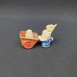 Игрушка винтажная, СССР. Пластмассовая фигурка зайца с тележкой и зайчонком, миниатюра