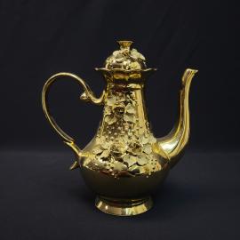 Кофейник винтажный, СССР. Фарфоровый, с золотистым покрытием и рельефным цветочным декором