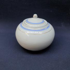 Сахарница винтажная, СССР. Фарфор с крышкой, белая с голубыми и золотистыми полосами