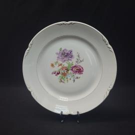 Тарелка винтажная, СССР. Фарфор, с цветочным декором и рельефным бортом, диаметр 24 см