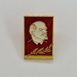 Значок СССР. Портрет Ленина на красном фоне, советская тематика. Винтажный значек.