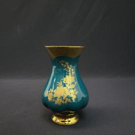 Ваза винтажная, СССР. Цветное стекло с золотистым цветочным декором, настольная