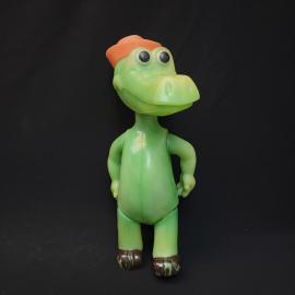 Игрушка винтажная, СССР. Пластмассовая фигурка крокодила в шляпе, большая напольная