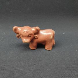 Игрушка винтажная, СССР. Пластмассовая фигурка теленка, коричневая миниатюра для детей