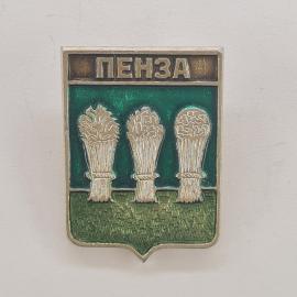 Значок СССР. Пенза, городской герб с тремя снопами на зеленом поле. Винтажный значек.