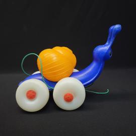 Игрушка каталка винтажная, СССР. Пластмассовая улитка на колесах со шнурком