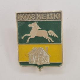 Значок СССР. Кузнецк, герб с конем и домом, Пензенская область. Винтажный значек.
