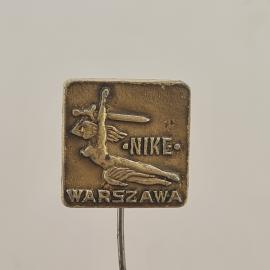 Значок СССР. Nike, Варшава, спорт, фехтование, рапира и фигуры спортсменов. Винтажный значек.