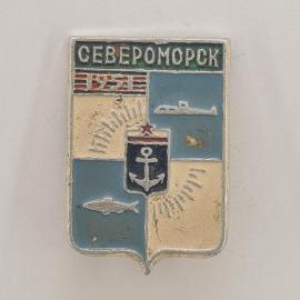 Значок СССР. Североморск, герб с якорем, подводная лодка и рыба, морская тематика. Винтажный значек.