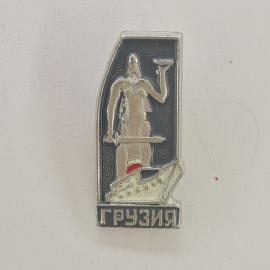 Значок СССР. Грузия, девушка с чашей, национальный мотив. Винтажный значек.