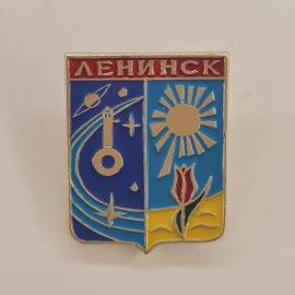 Значок СССР. Ленинск, космос, солнце и цветок на гербе города. Винтажный значек.