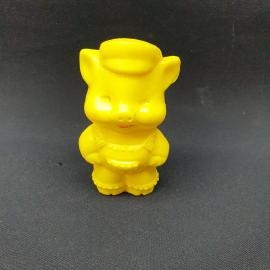 Игрушка пластмассовая винтажная, СССР. Фигурка поросенка в кепке, желтый пластик