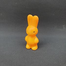 Игрушка винтажная, СССР. Пластмассовая фигурка зайца, малая настольная скульптура