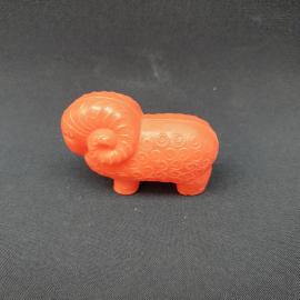 Игрушка резиновая винтажная, СССР. Фигурка барана, оранжевая резина, небольшого размера
