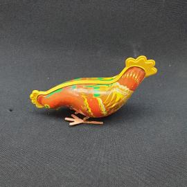 Игрушка заводная винтажная, СССР. Металлическая курочка с жестяным корпусом и росписью