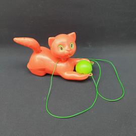 Игрушка винтажная, СССР. Пластмассовый кот с шаром на шнуре, подвесная каталка