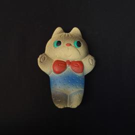 Игрушка резиновая винтажная, СССР. Кот в синем костюме с красным бантом, 14 см