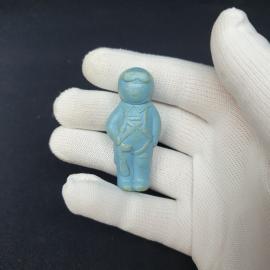 Фигурка винтажная, СССР. Пластмассовая миниатюра мальчика в шлеме с игрушечным автоматом