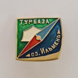 Значок СССР. Турбаза озеро Ильмень, лодка и парус. Винтажный значек.