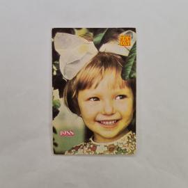 Карманный календарик СССР 1988. Девочка с белым бантом, тема детство. Советский печатный календарь