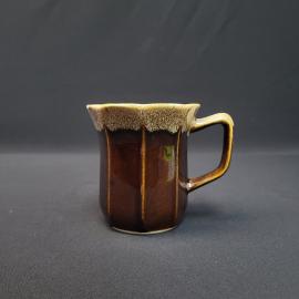 Кружка винтажная, СССР. Керамика, коричневая глазурь, рельефная форма с волнистым краем