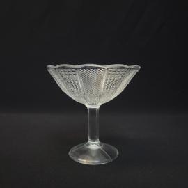 Ваза конфетница винтажная, СССР. Прессованное стекло, на ножке с рельефным узором