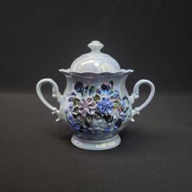 Сахарница винтажная, СССР. Керамика с крышкой, с рельефным цветочным декором и люстром