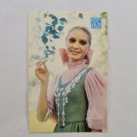 Карманный календарик СССР 1988. Девушка в народном костюме, праздник. Советский календарь