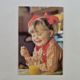 Карманный календарик 1992. Страхование детей, девочка за столом, детская тема. Календарь винтажный