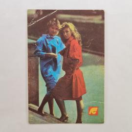 Карманный календарик СССР 1990. Девушки в плащах, мода. Советский календарь винтажный