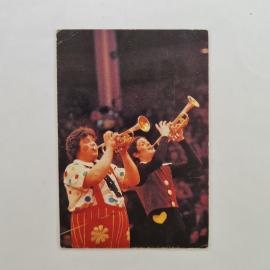 Карманный календарик СССР 1987. Цирк, клоуны с трубами на арене. Советский календарь