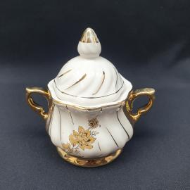 Сахарница винтажная, СССР. Фарфор, с крышкой, рельефная форма и золотистый декор