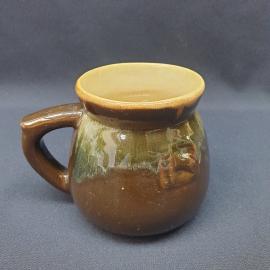 Кружка винтажная, СССР. Керамика, коричневая глазурь с зеленым декором и широкой ручкой