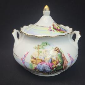 Супница винтажная, СССР. Фарфор с крышкой, перламутровое покрытие и романтический сюжет