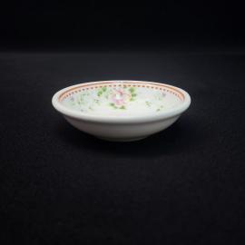 Тарелка винтажная, СССР. Фарфор, небольшая, с цветочным рисунком и декоративным бортиком